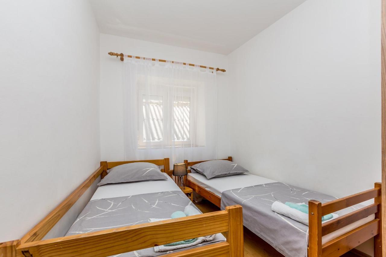 Private Accommodation Stara Baška Buitenkant foto
