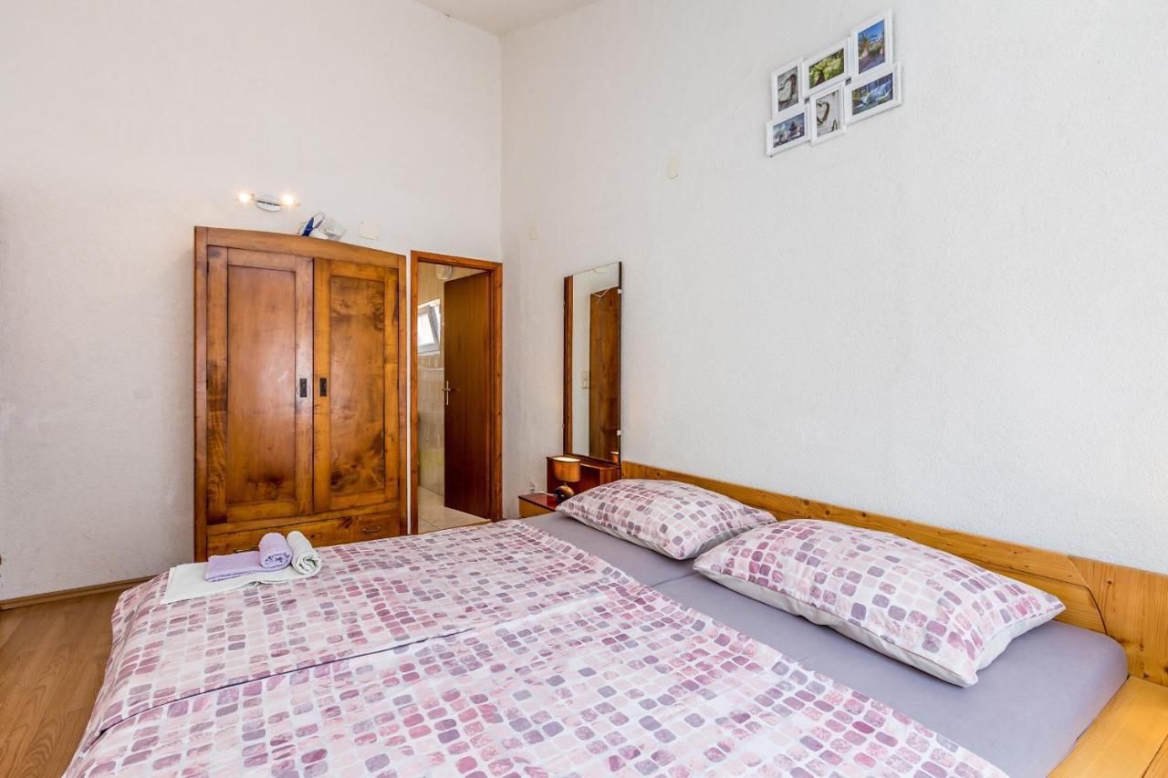 Private Accommodation Stara Baška Buitenkant foto